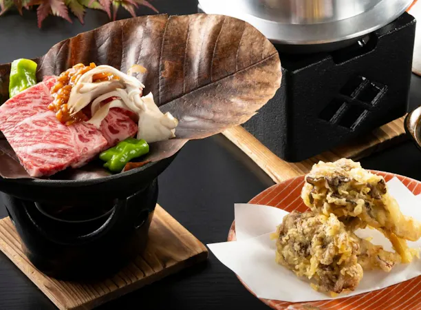 栃木牛朴葉焼き・きのこの天ぷらなど。