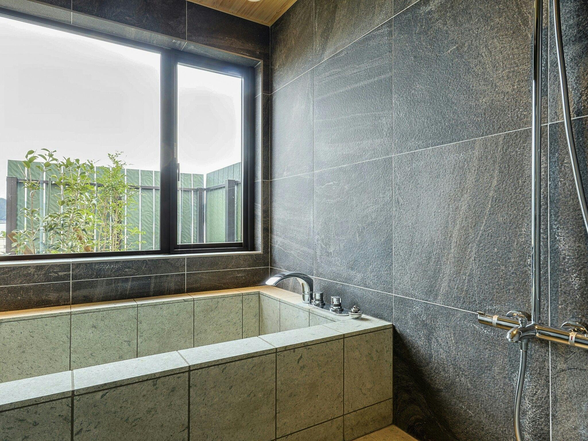 미야즈 만을 바라보는 석조 욕조의 프라이빗 욕실