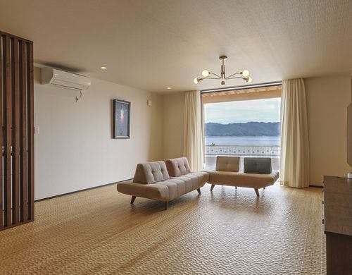 宮津湾の絶景を望む開放的なリビング空間