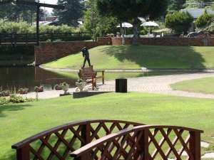 Taman Arca 'Hutan Seni' yang bersebelahan dengan penginapan.