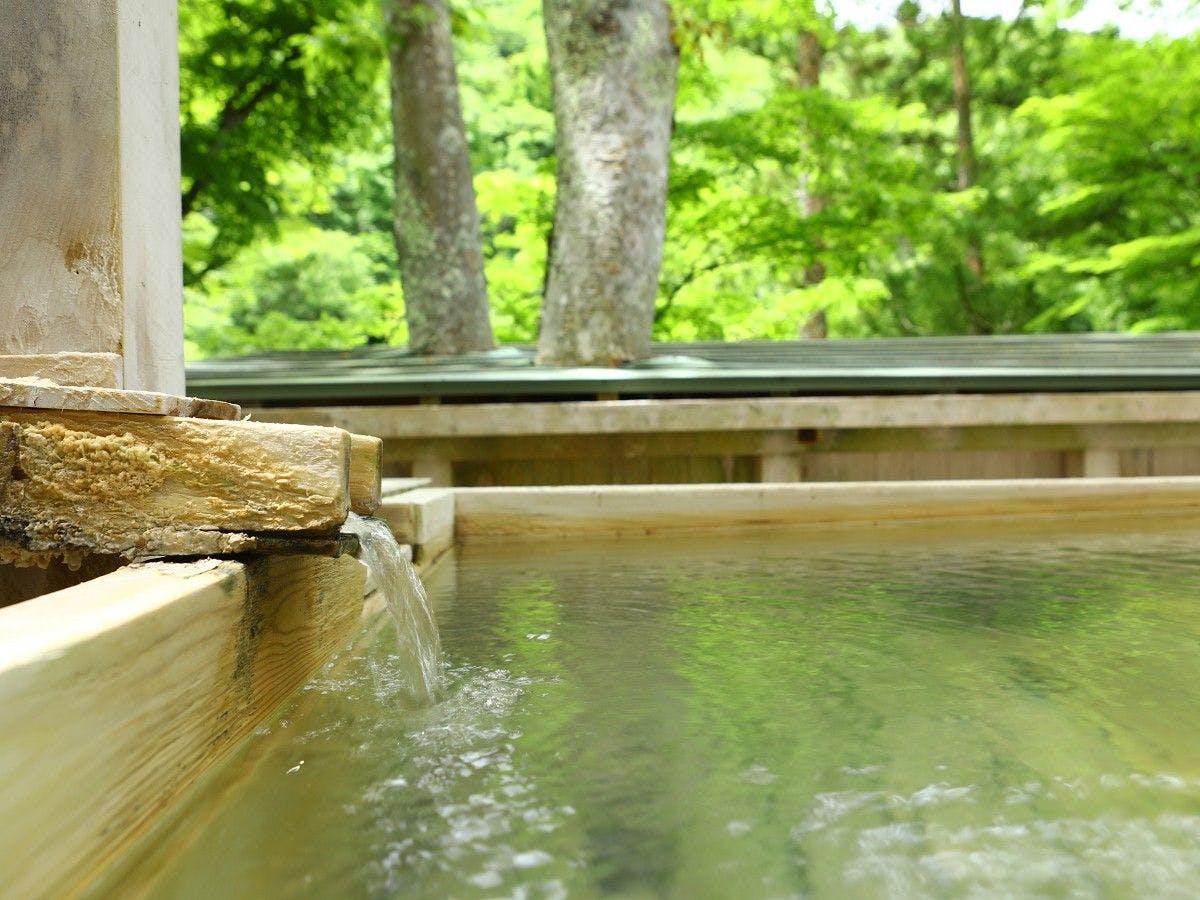 อ่างอาบน้ำกลางแจ้งส่วนตัว - ท่ามกลางธรรมชาติสีเขียว.