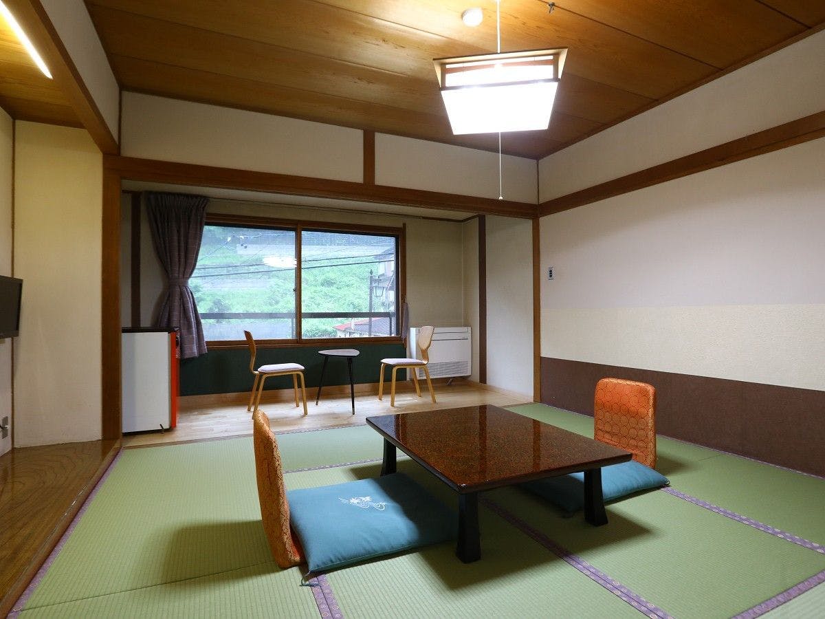 【อาคารหลัก・8 เสื่อพร้อมระเบียงกว้าง】ด้านถนนน้ำพุร้อน