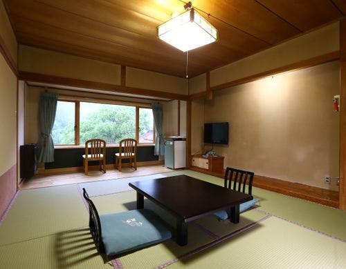 大きな窓から望む松川渓谷