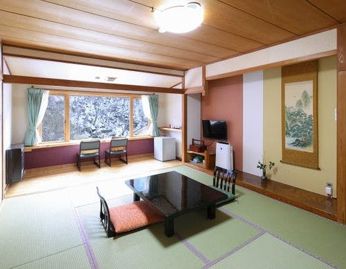 大きな窓から望む松川渓谷