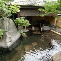 緑溢れる中庭に佇む開放感溢れる露天風呂