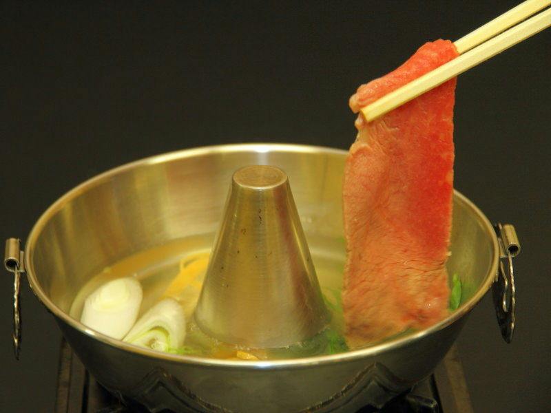さっと湯に甲州牛をくぐらせて・・・