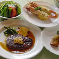 牛ヒレステーキがメインの夕食一例