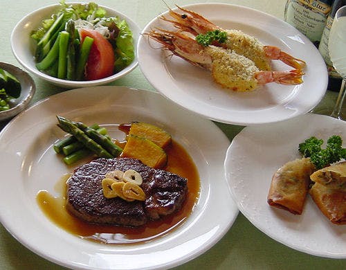 牛ヒレステーキがメインの夕食一例