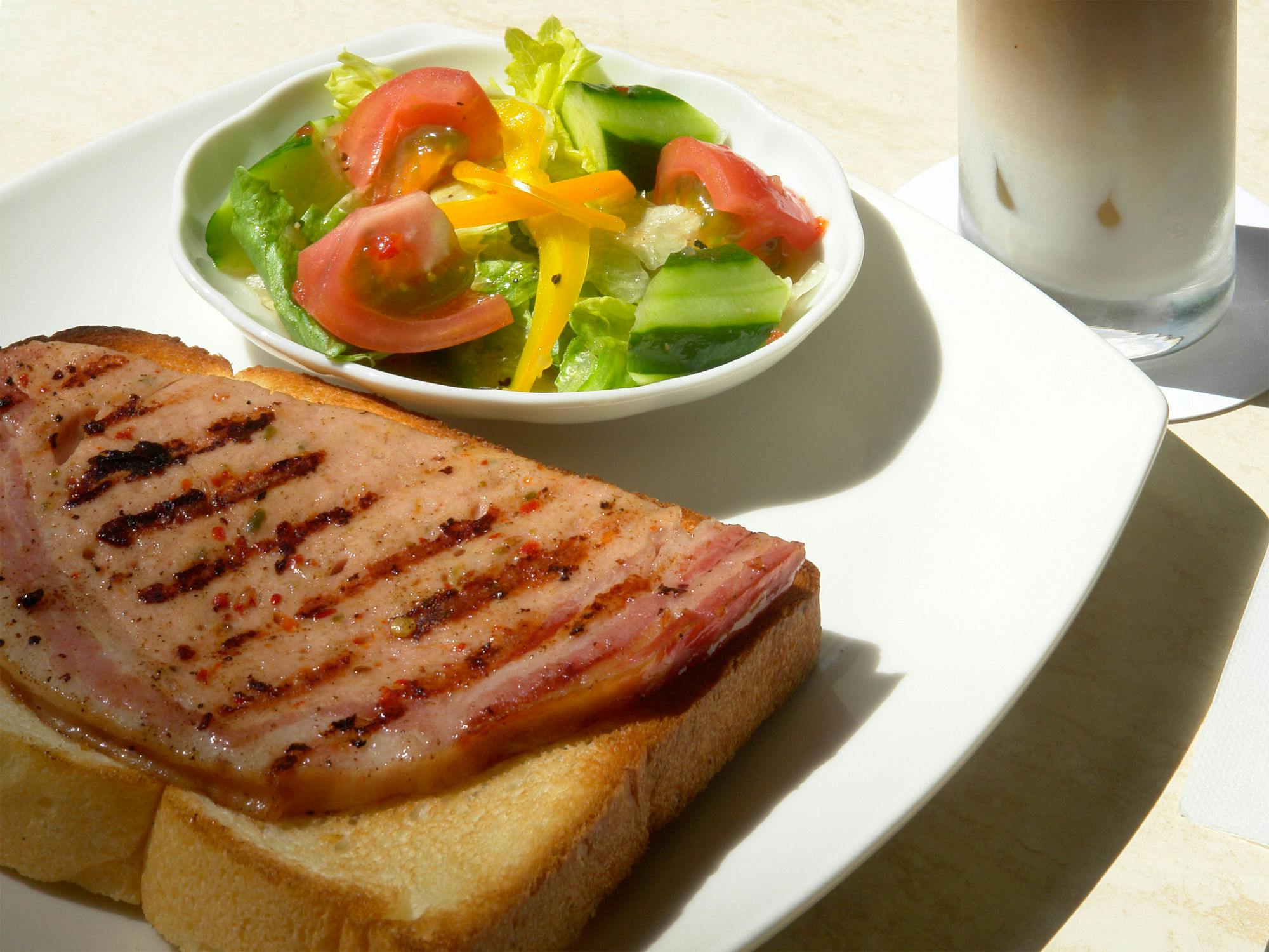 浅野屋のパンと腸詰屋のハムの朝食