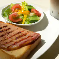 浅野屋のパンと腸詰屋のハムの朝食