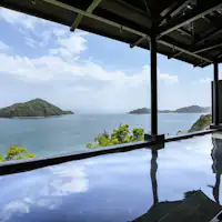 Nikmati pemandian terbuka dengan mata air panas alami.