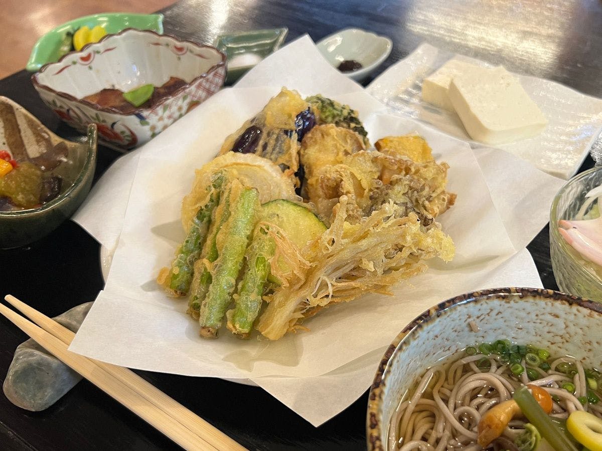 【อาหารเย็น】ข้าวเทมปุระผักตามฤดูกาลของชิโนะ