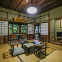 角部屋で趣がある昭和初期建築のお部屋