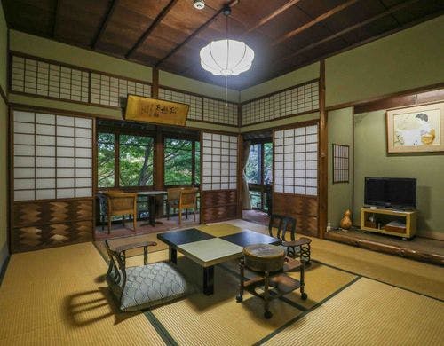 角部屋で趣がある昭和初期建築のお部屋