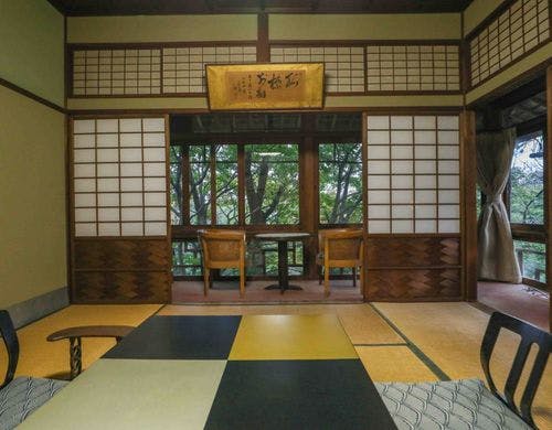 角部屋で趣がある昭和初期建築のお部屋です