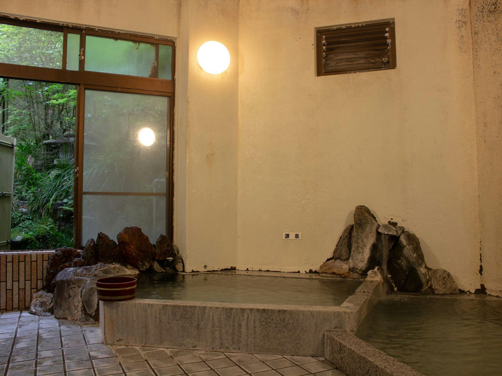 น้ำพุร้อนธรรมชาติแบบอุ่นและแบบอุณหภูมิเหมาะสม