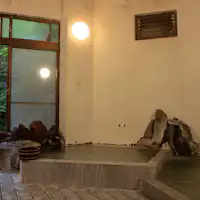 น้ำพุร้อนธรรมชาติแบบอุ่นและแบบอุณหภูมิเหมาะสม