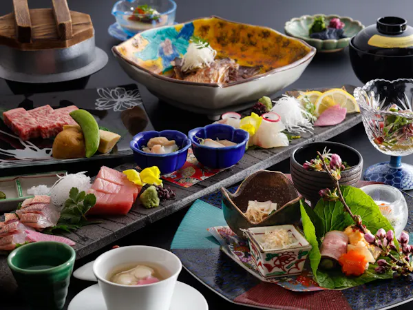 【คอร์สอาหารไคเซกิแห่งฤดูกาลของคากะ! อาหารในห้องพัก】สำหรับผู้ที่ต้องการพักผ่อนอย่างสบายๆ เพลิดเพลินกับคอร์สอาหารไคเซกิมาตรฐาน! ลดสูงสุด 2,000 เยน