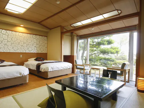 หน้าห้องพักชั้น 1 มีสวนกว้างขวาง