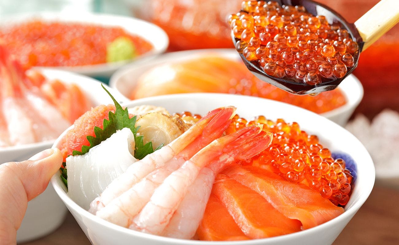 신선한 해산물 덮밥 무제한 제공.