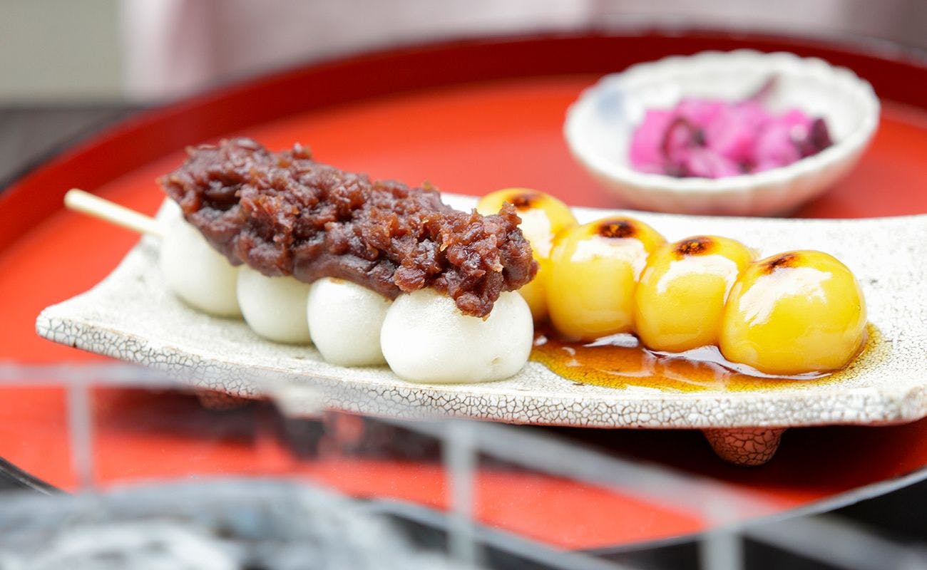 정원 내 "타마다레안"에서 휴식을 취하세요.