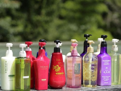 女性浴場には、数種類のシャンプーを常備。