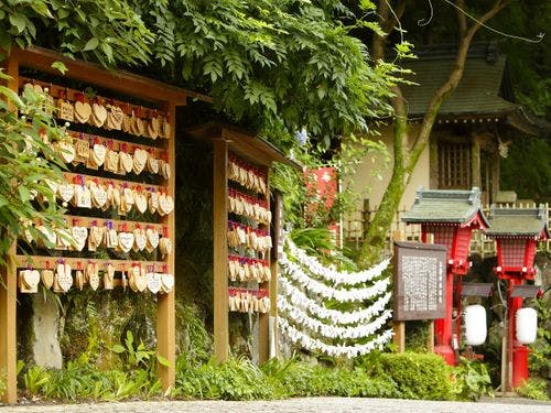 庭園には箱根神社の分宮「玉簾神社」