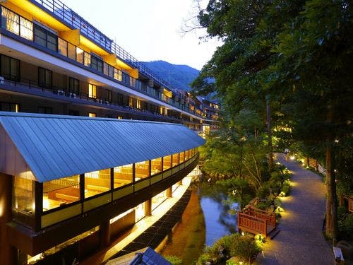 浴衣で散策を楽しめる庭園も広々。