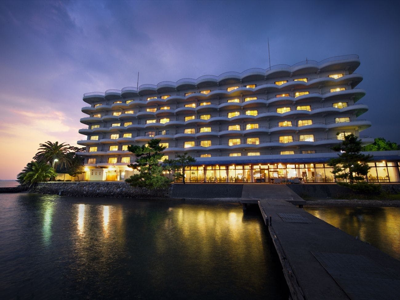 ホテル外観（夕景）