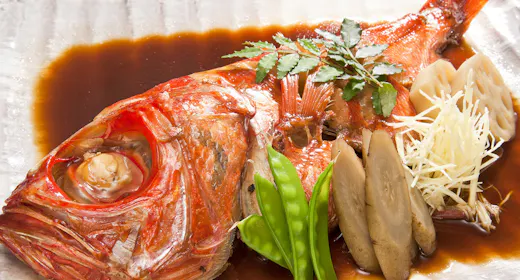 【金目鯛煮つけ<1泊2食>プラン】当館名物!秘伝のタレで煮たほくほく金目鯛一本煮を+2000円で堪能