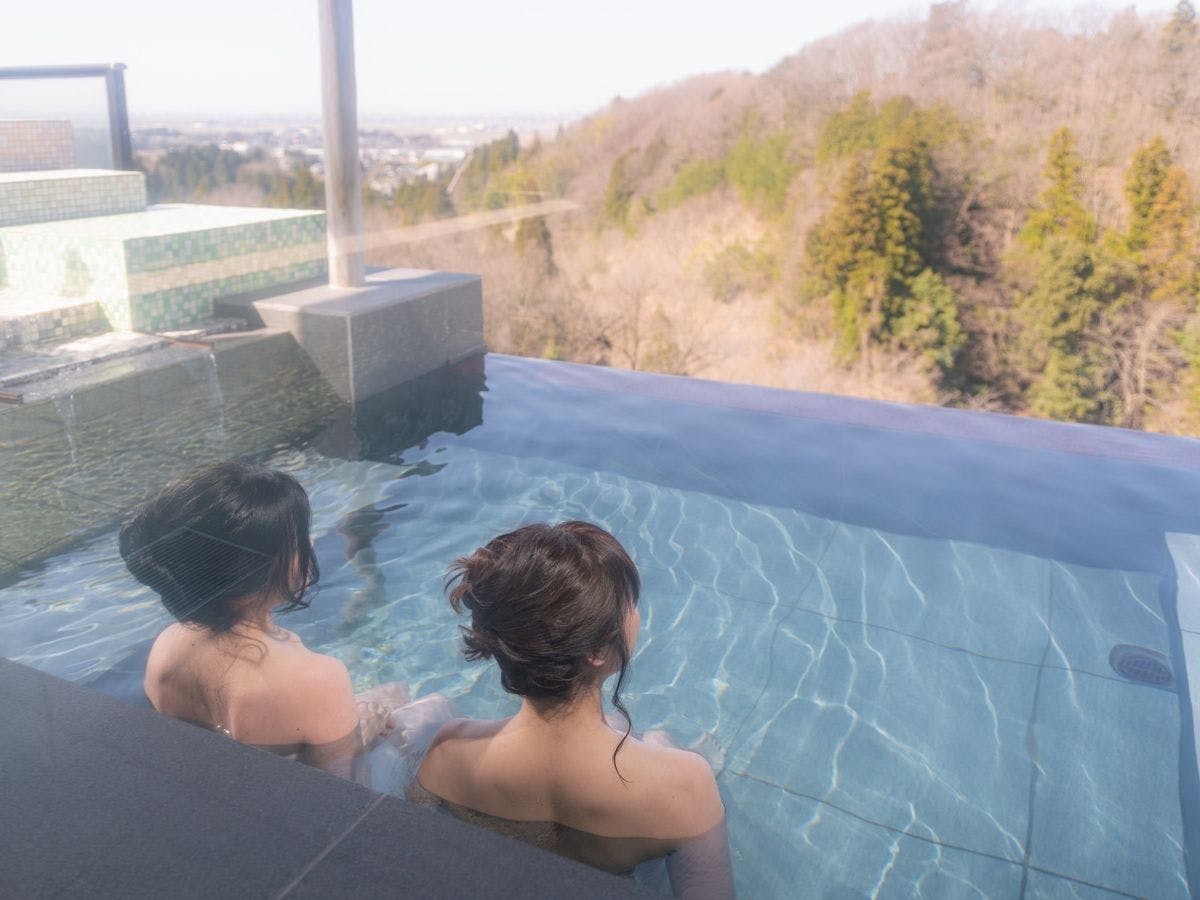 จากอ่างอาบน้ำกลางแจ้งแบบอินฟินิตี้ ชมวิวทิวทัศน์ของที่ราบเอจิโกะ