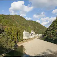 Mata air panas Kawayu terletak di tengah keindahan alam Oku-Kumano