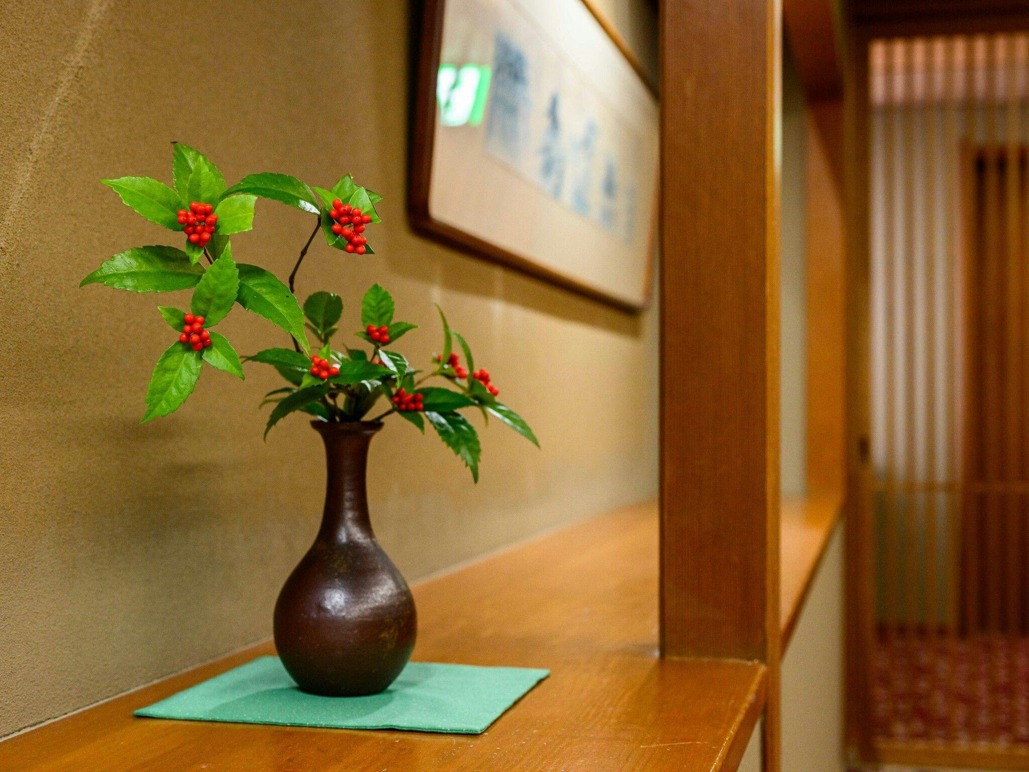Rangkaian bunga ikebana di dalam gedung