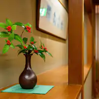 Rangkaian bunga ikebana di dalam gedung