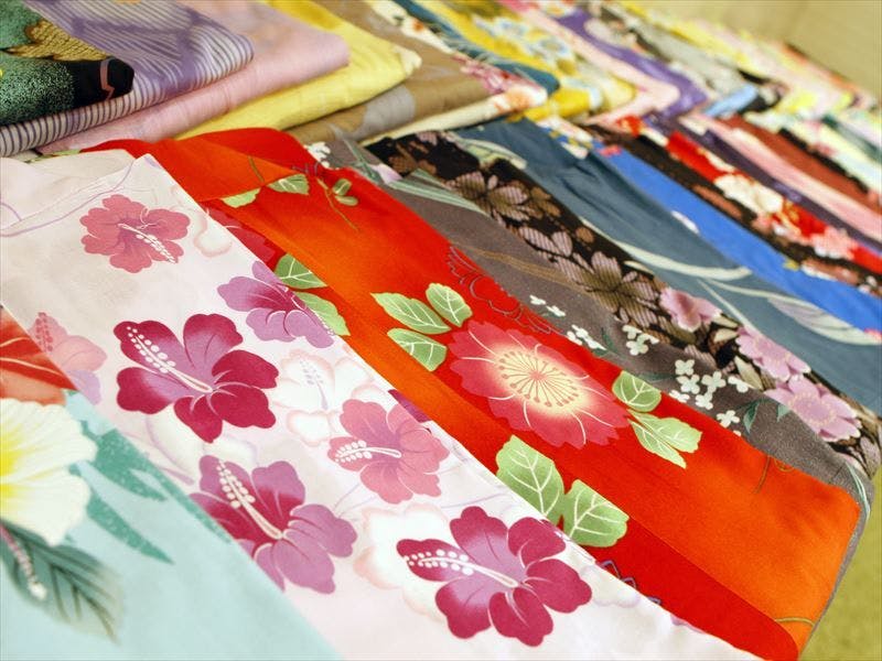 女性には無料で色浴衣を貸出しております。