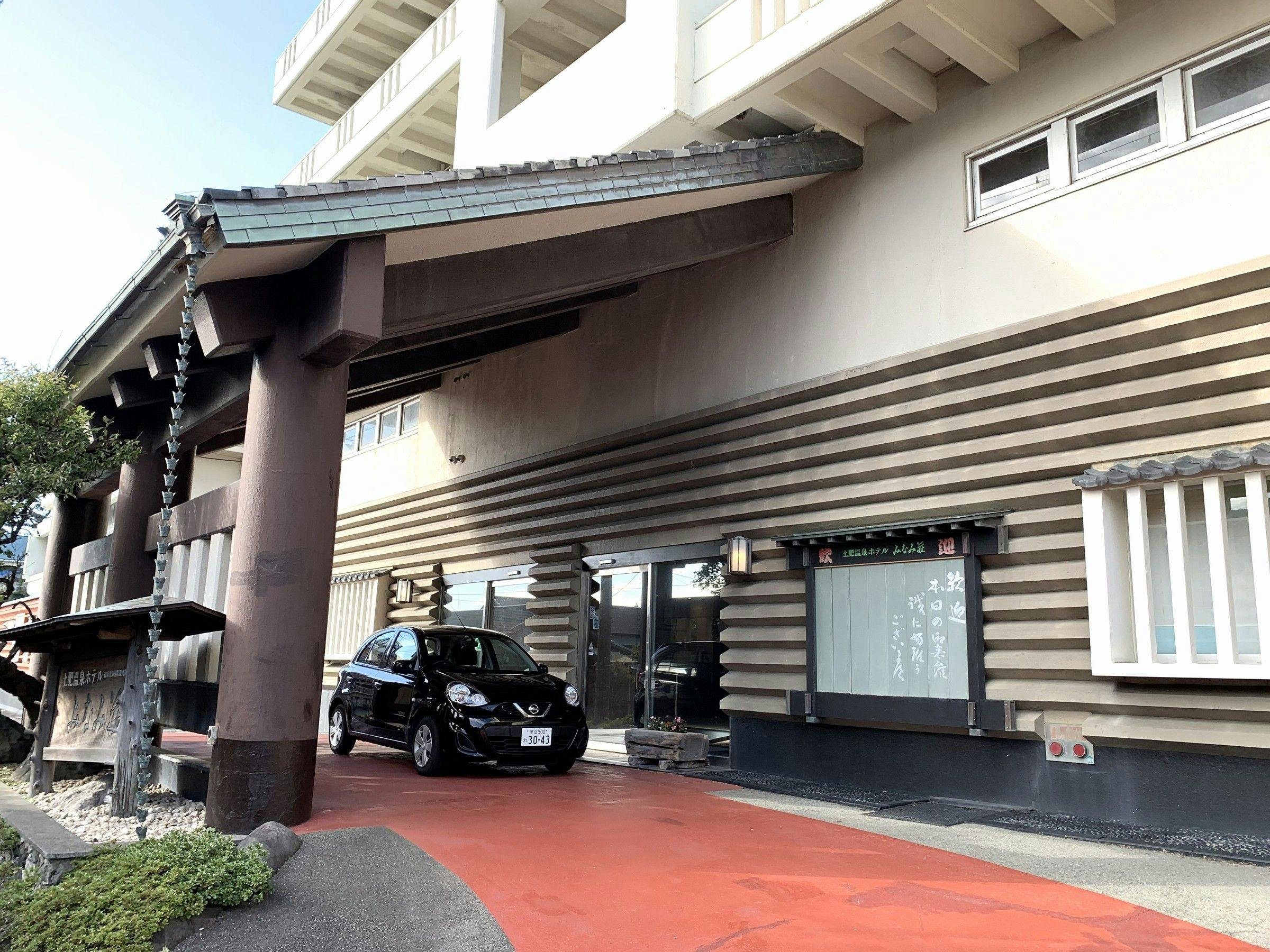 屋根付き玄関は雨天でもインがラクラク♪