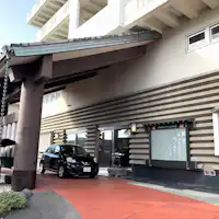 屋根付き玄関は雨天でもインがラクラク♪