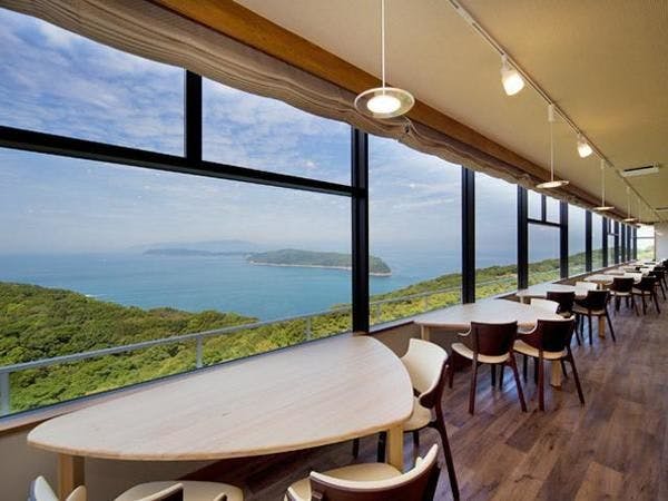 お食事会場は紀淡海峡一望のレストラン