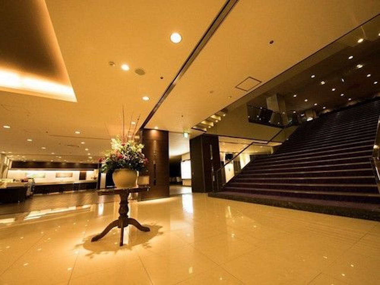 ロビー(夜)モダンに生まれ変わったロビー