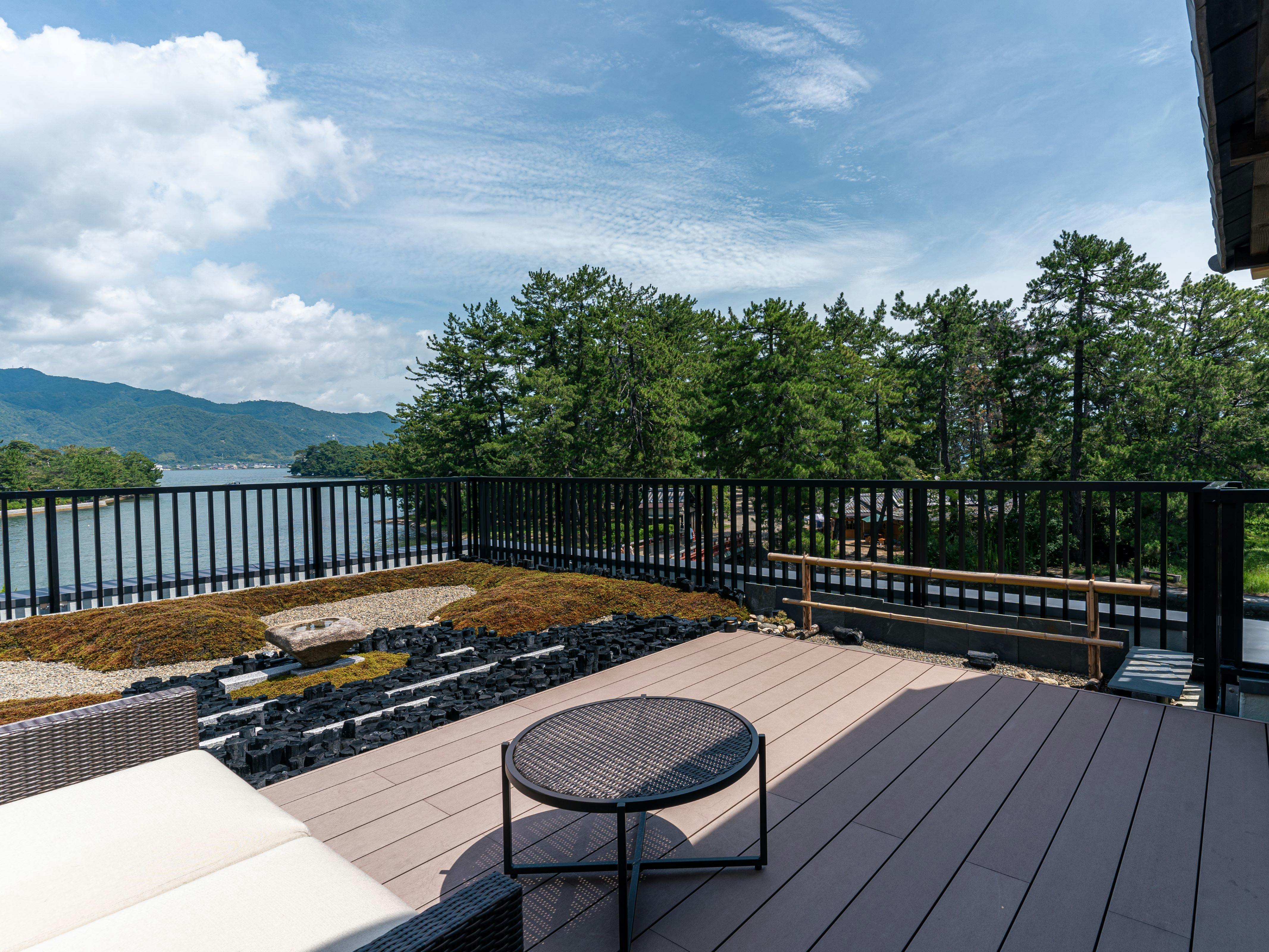 Dari teres pemandangan tingkat tiga, anda boleh melihat Amanohashidate.