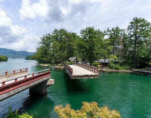 目の前に天橋立を望むロケーション。