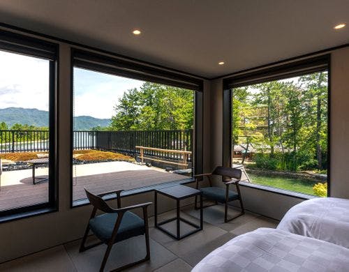 目の前に広がる天橋立運河と松並木