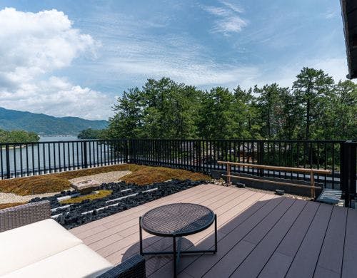 ３階の眺望テラスから天橋立を見渡す