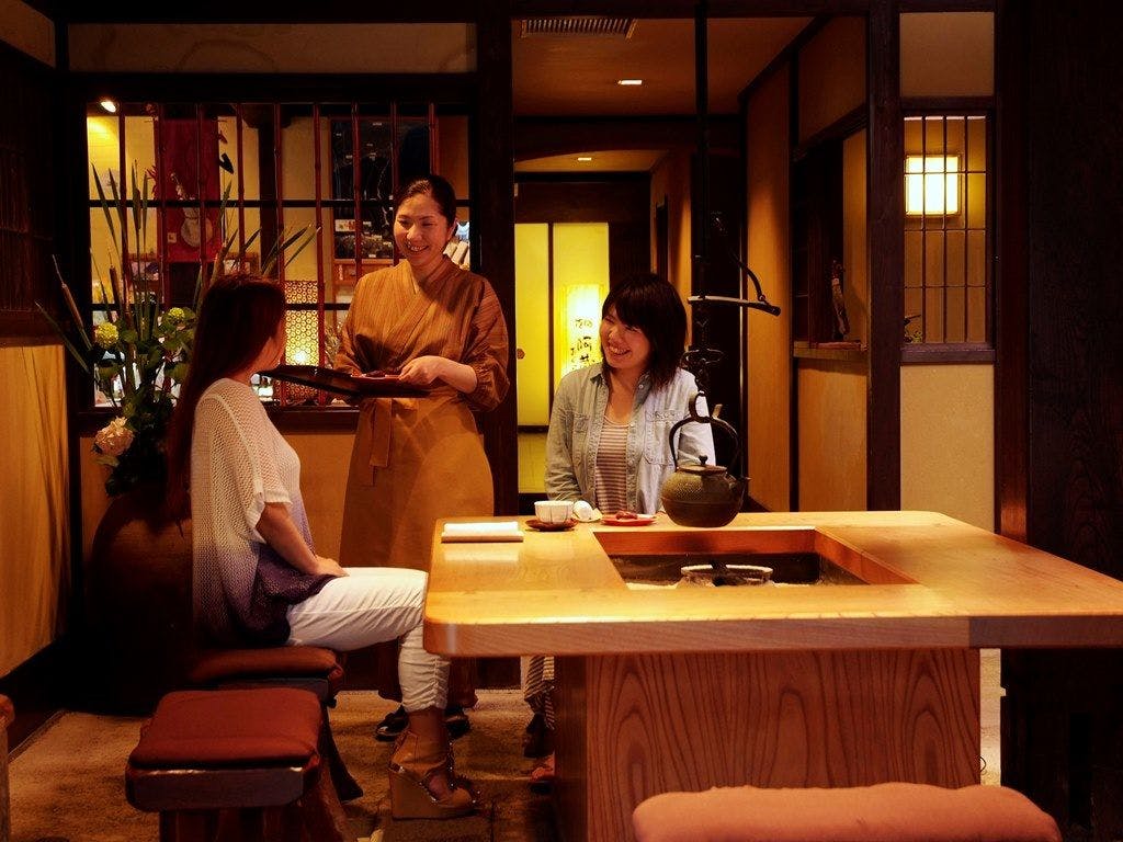 Daftar masuk di lobi dengan perapian tradisional.