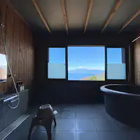 ห้องพักพร้อมอ่างอาบน้ำกลางแจ้งบางส่วน