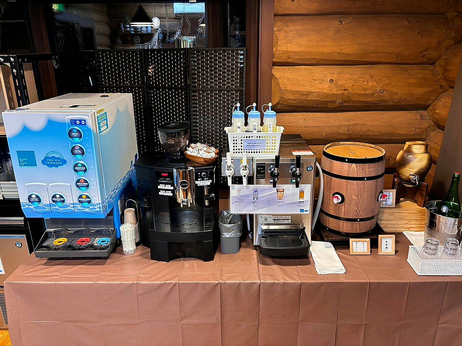 15:00-21:00／7:30-11:00、飲み放題実施