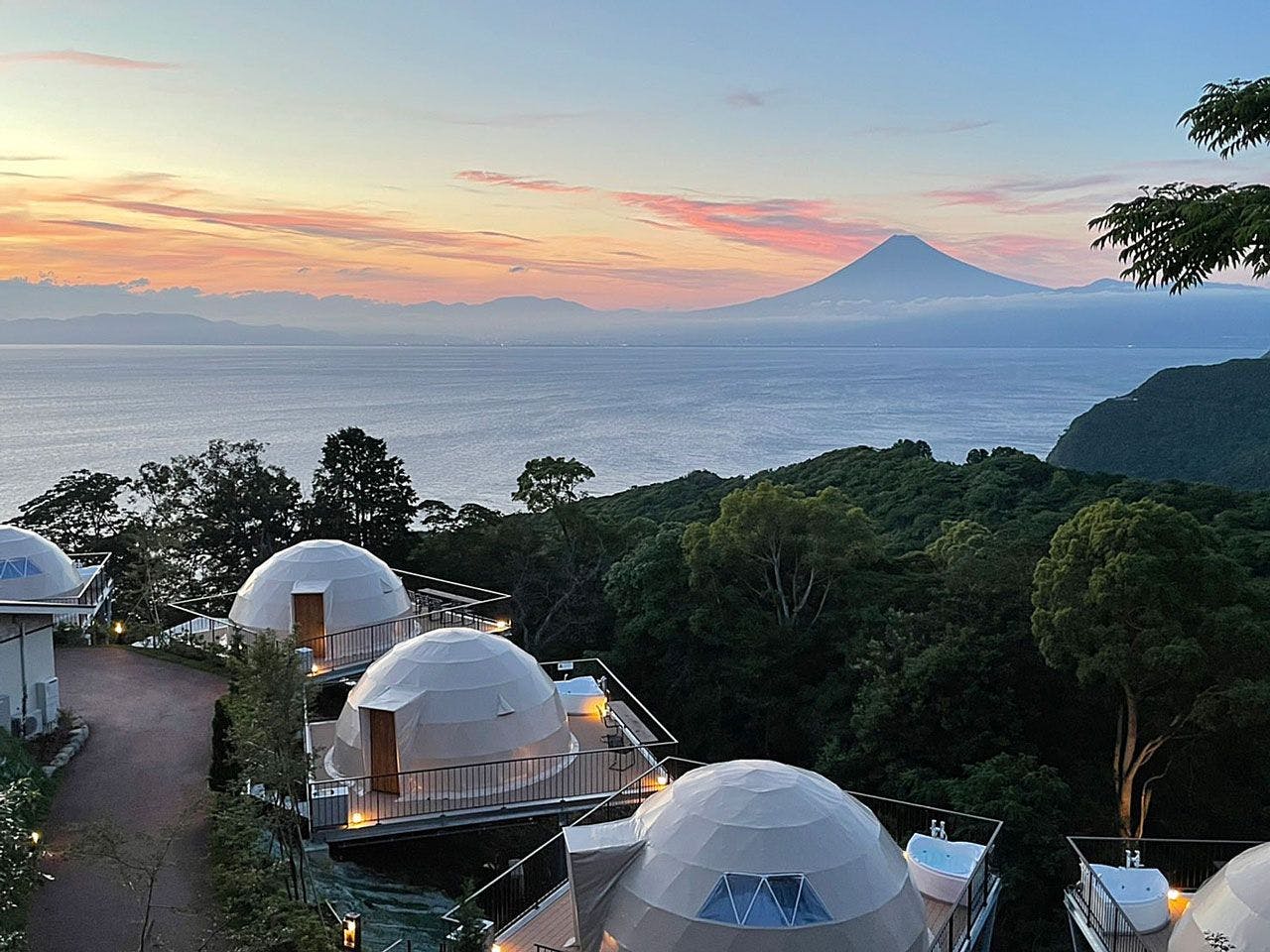 ドームテントと夕焼けの富士山