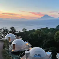 เต็นท์โดมและภูเขาไฟฟูจิยามะยามพระอาทิตย์ตก