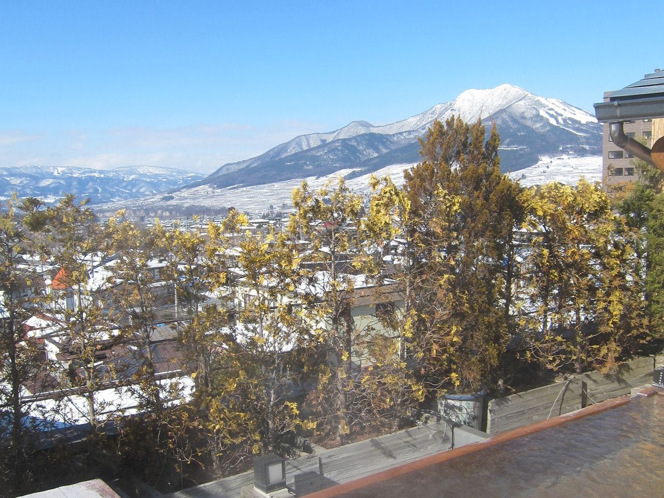 澄んだ空気と北信州の山並みを一望