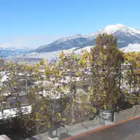 澄んだ空気と北信州の山並みを一望